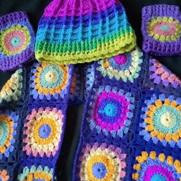 Sunburst crochet handmade beanie and gloves - Picture 3 of 3